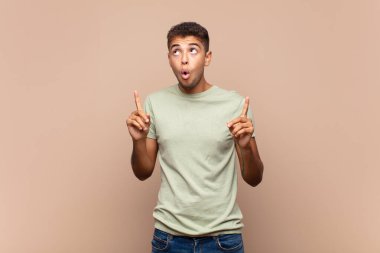  Şaşırmış ve şaşırmış bir bakışla yukarıyı gösteren açık ağızlı bir duygu.