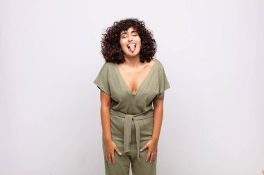 Neşeli, kaygısız, asi tavırlı, şakacı ve dilsiz bir kadın, eğleniyor.