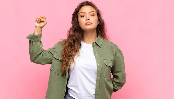 Vrouw Die Zich Serieus Sterk Opstandig Voelt Vuist Opwekt Protesteert — Stockfoto