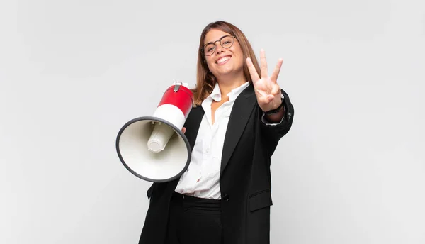 Jeune Femme Avec Mégaphone Souriant Air Amical Montrant Numéro Trois — Photo