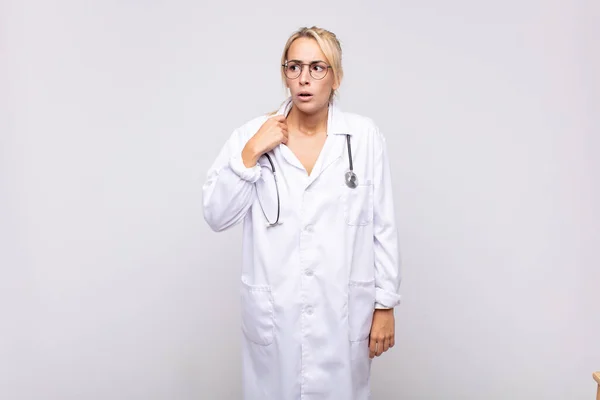 Ung Kvinna Läkare Känner Sig Stressad Orolig Trött Och Frustrerad — Stockfoto