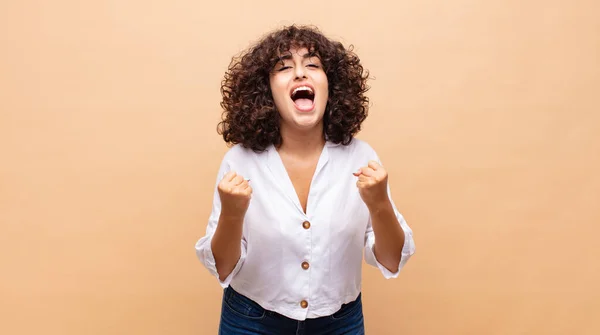 Mulher Gritando Triunfalmente Rindo Sentindo Feliz Animado Celebrar Sucesso — Fotografia de Stock