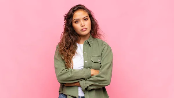 Vrouw Die Zich Ontstemd Teleurgesteld Voelt Serieus Kijkt Geïrriteerd Boos — Stockfoto