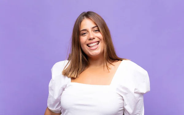 Jovem Mulher Loira Com Grande Amigável Sorriso Despreocupado Olhando Positivo — Fotografia de Stock