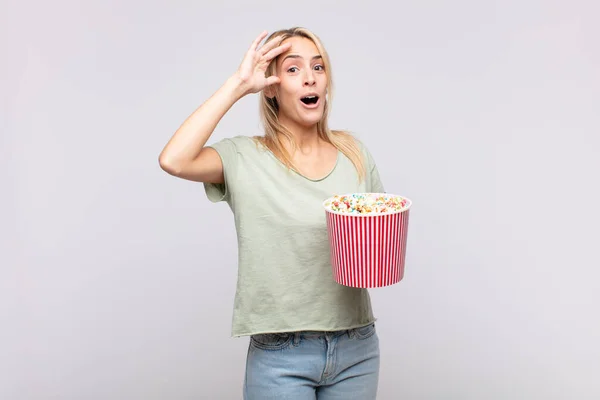 Young Woman Pop Corns Bucket Looking Happy Astonished Surprised Smiling — Stock Photo, Image