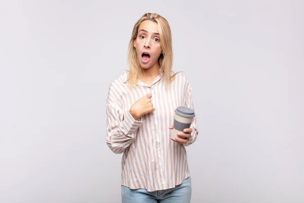 Young Woman Coffee Looking Shocked Surprised Mouth Wide Open Pointing — Stock Photo, Image