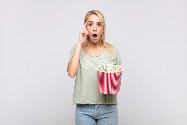 Young Woman Pop Corns Bucket Looking Surprised Open Mouthed Shocked — Stock Photo, Image