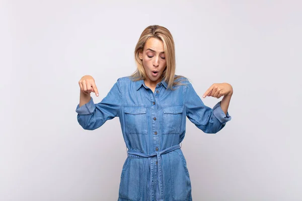 Woman Feeling Shocked Open Mouthed Amazed Looking Pointing Downwards Disbelief — Stock Photo, Image