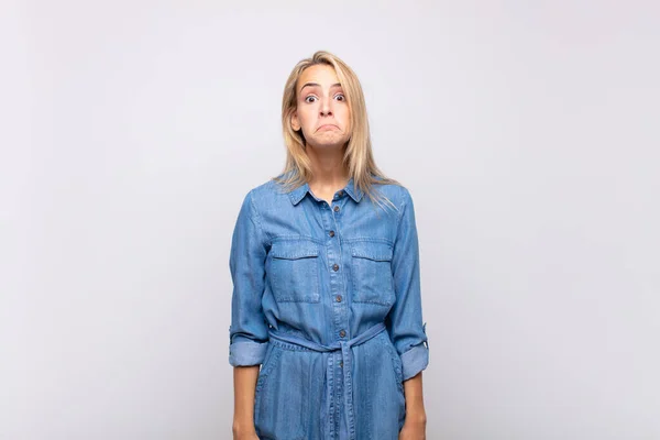 Kvinnan Känner Sig Ledsen Och Stressad Upprörd Grund Dålig Överraskning — Stockfoto