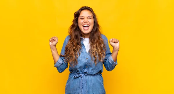 Donna Che Sembra Estremamente Felice Sorpreso Celebrando Successo Urlando Saltando — Foto Stock