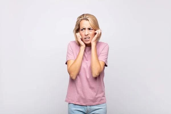 Žena Vypadá Naštvaně Vystresovaně Otráveně Zakrývá Obě Uši Před Ohlušujícím — Stock fotografie