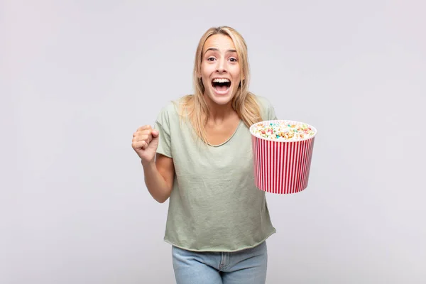 Young Woman Pop Corns Bucket Feeling Shocked Excited Happy Laughing — Stock Photo, Image