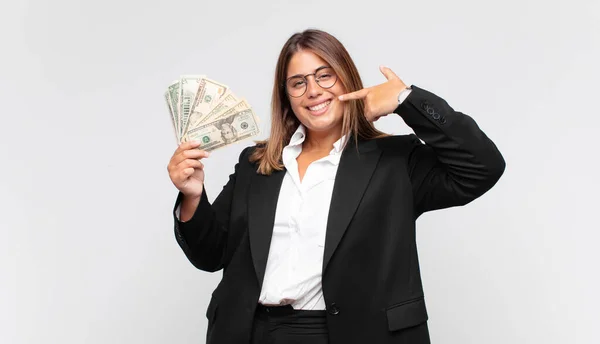 Mujer Joven Con Billetes Sonriendo Con Confianza Apuntando Propia Sonrisa —  Fotos de Stock