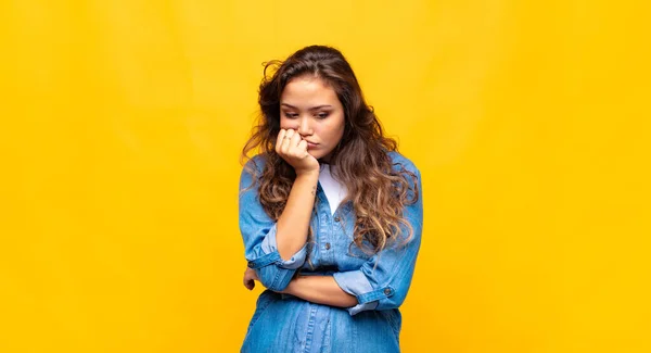 Mujer Sintiéndose Seria Pensativa Preocupada Mirando Hacia Los Lados Con — Foto de Stock