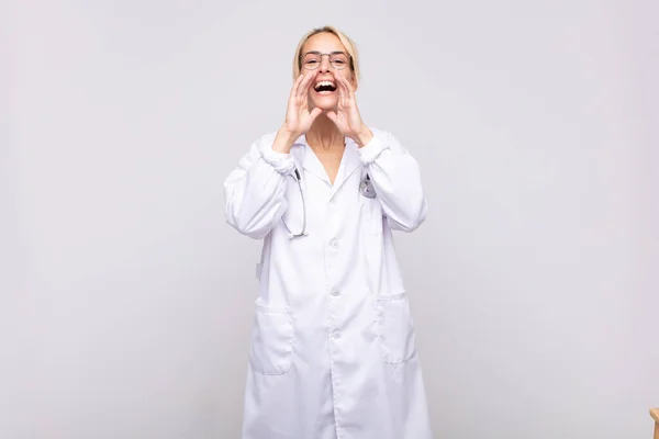 Joven Médico Sintiéndose Feliz Emocionado Positivo Dando Gran Grito Con —  Fotos de Stock