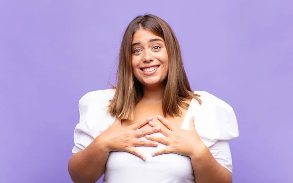 Giovane Donna Bionda Che Sembra Felice Sorpresa Orgogliosa Eccitata Indicando — Foto Stock