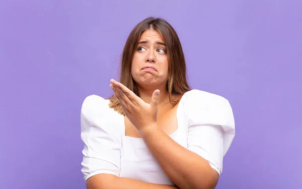 Giovane Donna Bionda Che Sente Confusa Incapace Chiedendosi Una Spiegazione — Foto Stock