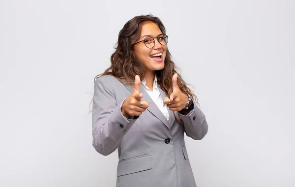 Kvinna Känner Sig Glad Cool Nöjd Avslappnad Och Framgångsrik Pekar — Stockfoto