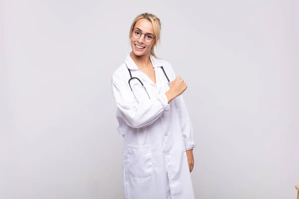 Jovem Médica Sentindo Feliz Positiva Bem Sucedida Motivada Enfrentar Desafio — Fotografia de Stock