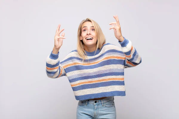 Kvinna Känner Sig Lycklig Förvånad Lycklig Och Överraskad Firar Seger — Stockfoto