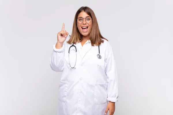 Ung Kvinna Läkare Känner Sig Som Glad Och Upphetsad Geni — Stockfoto