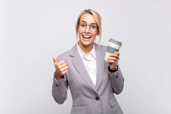 Junge Hübsche Blonde Frau Mit Einem Kaffee Zum Mitnehmen — Stockfoto