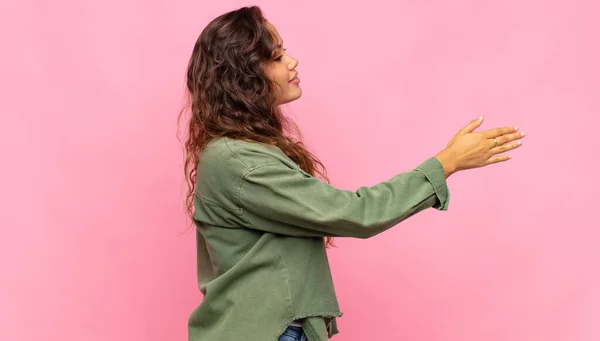 Mulher Sorrindo Cumprimentando Você Oferecendo Aperto Mão Para Fechar Negócio — Fotografia de Stock