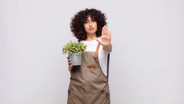 Jeune Femme Jardinier Regardant Grave Sévère Mécontent Colère Montrant Paume — Photo