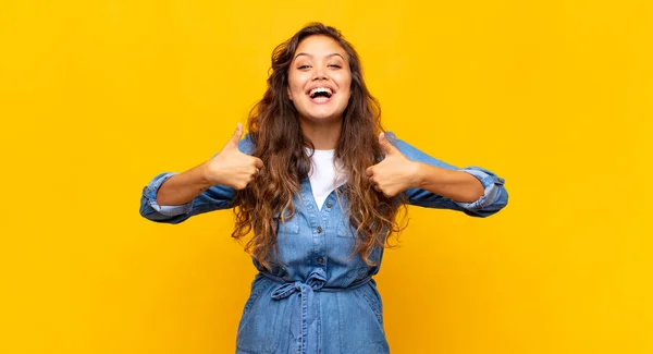 Mulher Sorrindo Amplamente Olhando Feliz Positivo Confiante Bem Sucedido Com — Fotografia de Stock