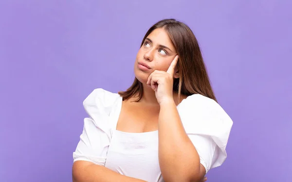 Giovane Donna Bionda Con Uno Sguardo Concentrato Chiedendosi Con Espressione — Foto Stock