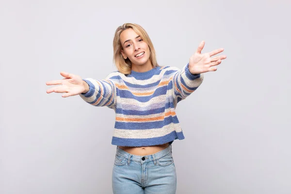 Mujer Sonriendo Alegremente Dando Cálido Amistoso Cariñoso Abrazo Bienvenida Sintiéndose — Foto de Stock