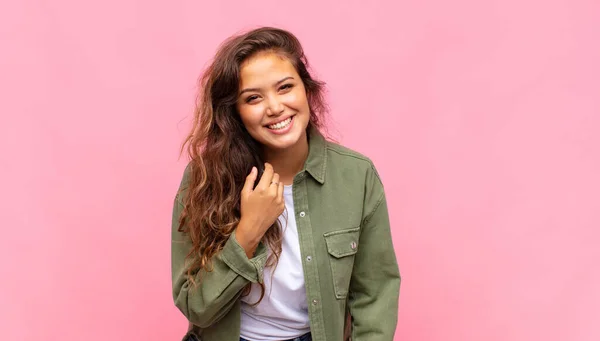 Frau Lächelt Genießt Das Leben Fühlt Sich Glücklich Freundlich Zufrieden — Stockfoto