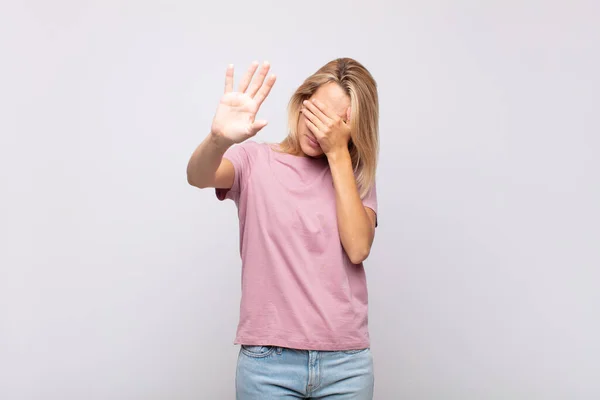 Vrouw Bedekt Gezicht Met Hand Steekt Andere Hand Naar Voren — Stockfoto