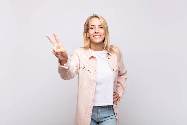 Mujer Sonriendo Luciendo Feliz Despreocupada Positiva Haciendo Gestos Victoria Paz —  Fotos de Stock