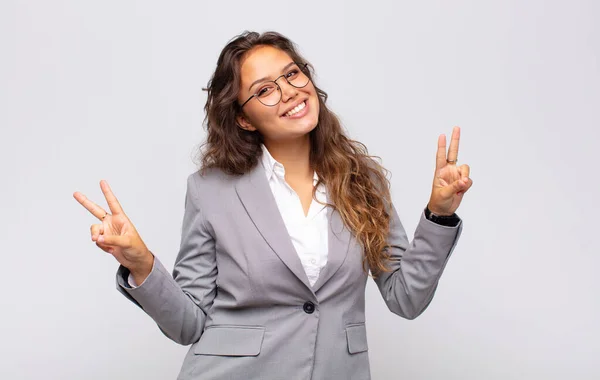 Kvinna Ler Och Ser Glad Vänlig Och Nöjd Gestikulerande Seger — Stockfoto