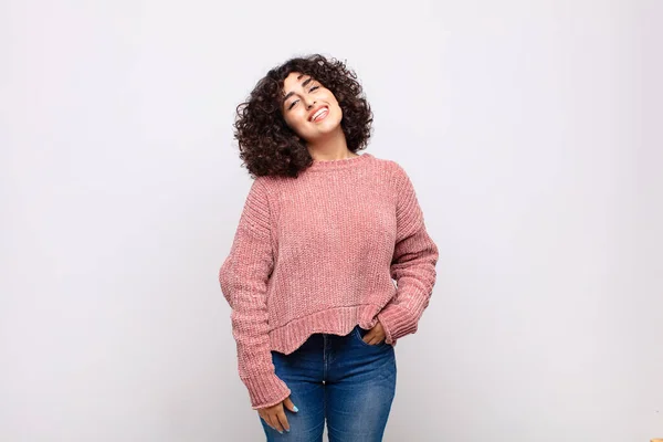 Mujer Sonriendo Alegre Casualmente Con Una Expresión Positiva Feliz Segura —  Fotos de Stock