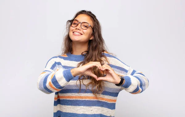 Frau Lächelt Und Fühlt Sich Glücklich Niedlich Romantisch Und Verliebt — Stockfoto