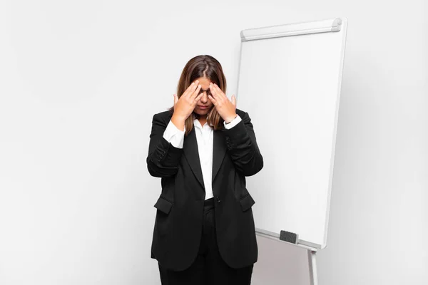 Femeie Care Pare Stresată Frustrată Care Lucrează Sub Presiune Durere — Fotografie, imagine de stoc