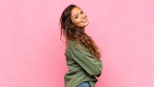 Mujer Sonriendo Alegremente Sintiéndose Feliz Satisfecha Relajada Con Los Brazos — Foto de Stock