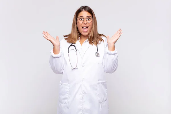 Ung Kvinna Läkare Känner Sig Glad Upphetsad Förvånad Eller Chockad — Stockfoto