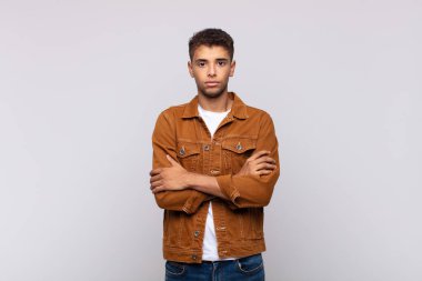  Hoşnutsuz ve hayal kırıklığına uğramış hissediyorum, ciddi görünüyor, kızgın ve çapraz kollara kızgın.