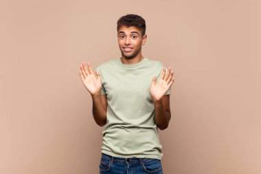  Gergin, endişeli ve endişeli görünüyor. Benim hatam olmadığını söylüyor. Yoksa ben yapmadım. 