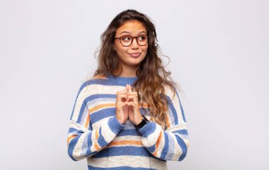 Kadın gururlu, haylaz ve kibirli. Şeytani bir plan yaparken ya da bir numara düşünürken.