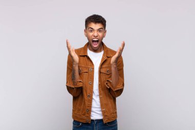  Öfkeyle bağırıyor, stresli hissediyor ve ellerini havaya kaldırıp 