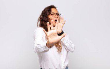 Korkmuş hisseden bir kadın, korku ve panik içinde geri çekilip çığlık atıyor, kabusa tepki veriyor.