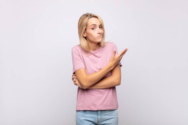 Kadın kafası karışık ve bilgisiz, şüpheli bir açıklama ya da düşünceyi merak ediyor.