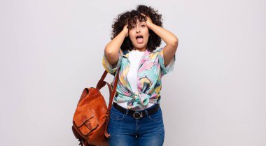 Kadın el ele tutuşuyor, ağzı açık, son derece şanslı, şaşırmış, heyecanlı ve mutlu hissediyor.