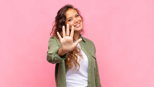 Kvinna Ler Och Ser Vänlig Visar Nummer Fem Eller Femma — Stockfoto