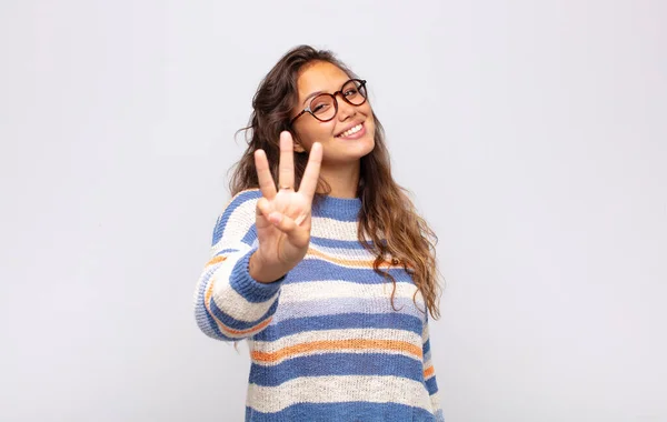 Žena Usmívá Vypadá Přátelsky Ukazuje Číslo Jedna Nebo První Rukou — Stock fotografie