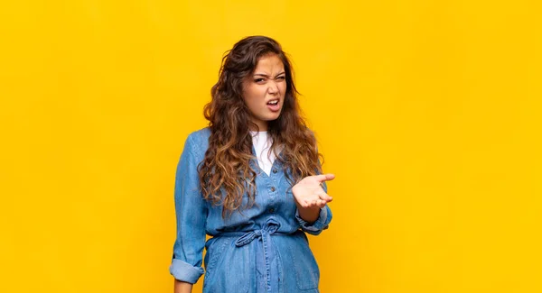 Vrouw Zoek Boos Geïrriteerd Gefrustreerd Schreeuwen Wtf Wat Mis Met — Stockfoto